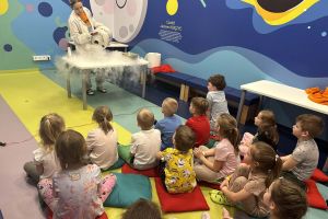 Dzieci oglądają eksperymenty.