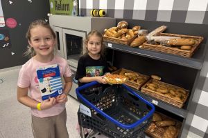 Dzieci robią zakupy w zabawie.