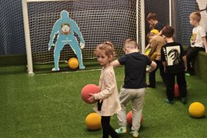 Dzieci strzelają gole do bramki.