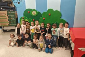 Dzieci uśmiechają się na wspólnym zdjęciu.