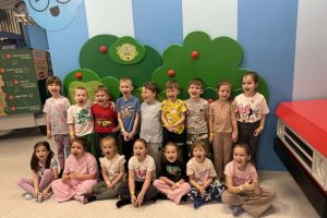 Dzieci z zerówki na pamiątkowym zdjęciu.