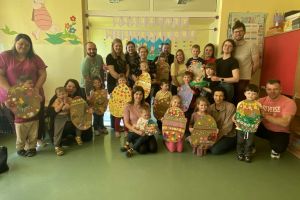 Rodzice na wspólnym zdjęciu podczas warsztatów.