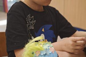 Dzieci dekorują pisanki.