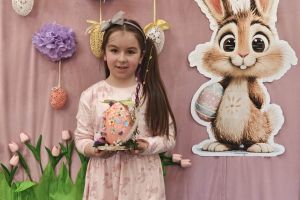 Dziewczynka trzyma wykonana ozdobę.