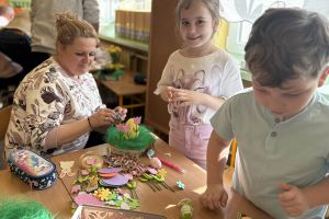 Wspólne wykonywanie stroików przez rodziców.