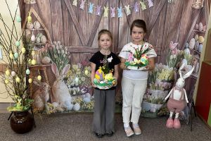 Dziewczynki z wykonanymi stroikami.