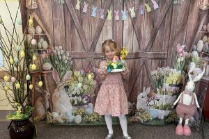 Dziewczynka prezentuje swój stroik.