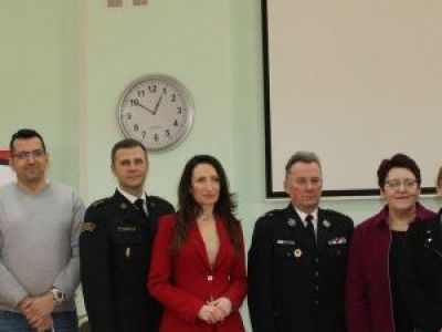 Organizatorzy i opiekunowie we wspólnym zdjęciu podczas Turnieju Wiedzy Pożarniczej.