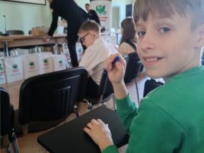 Uczeń klasy czwartej podczas eliminacji do Ogólnopolskiego Turnieju Wiedzy Pożarniczej.