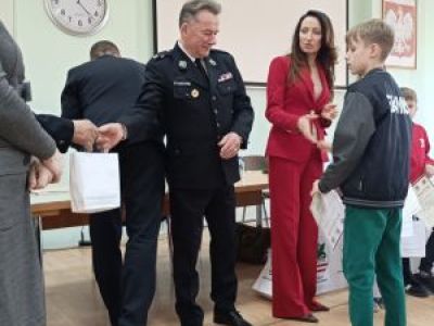 Uczeń klasy czwartej otrzymuje nagrodę za udział w Turnieju.