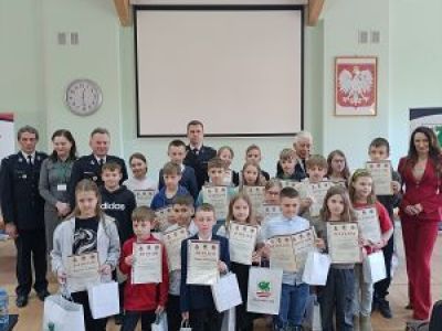 Uczestnicy Ogólnopolskiego Turnieju Wiedzy Pożarniczej we wspólnym zdjęciu.