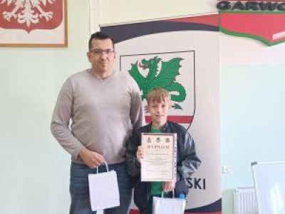 Uczeń klasy czwartej z opiekunem podczas Turnieju.