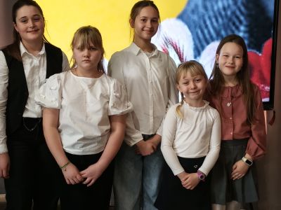 Uczennice reprezentujący szkołę w konkursie recytatorskim.