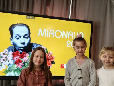 Uczennice klas I-III reprezentujący szkołę w konkursie recytatorskim.