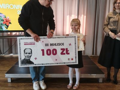 Uczennica klasy pierwszej, która zajęła trzecie miejsce w konkursie recytatorskim.