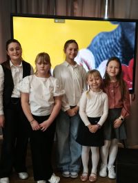 Uczennice reprezentujące szkołę w konkursie recytatorskim.