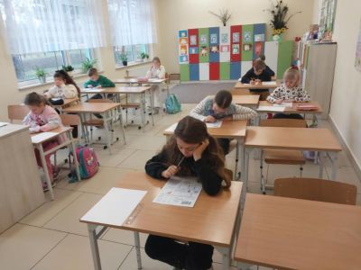 Uczniowie piszą Ogólnopolską Olimpiadę Olimpusek z matematyki.