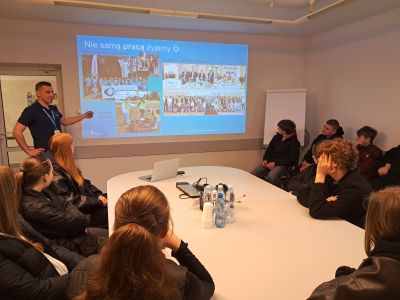 Pracownik firmy Amcor Zeller Plastik Poland w Woli Rębkowskiej opowiada o firmie.