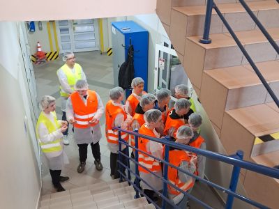 Przygotowania do zwiedzania zakładu.