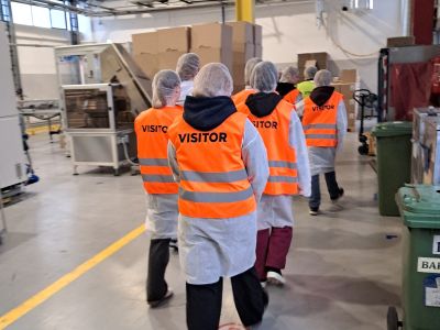 Uczniowie zwiedzają zakład.