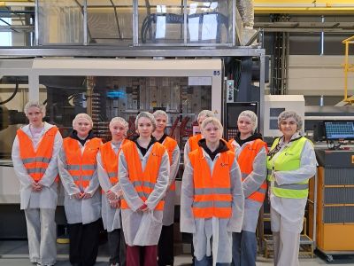 Uczniowie poznają proces produkcyjny w zakładzie.
