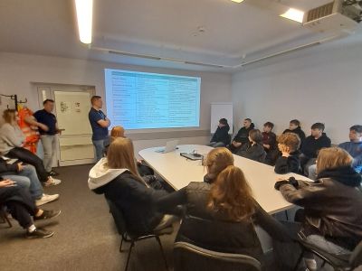 Uczniowie poznają zawody w firmie Amcor Zeller Plastik Poland.