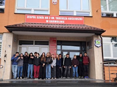 Uczniowie przed budynkiem Zespołu Szkół nr 2 im. Tadeusza Kościuszki w Garwolinie.