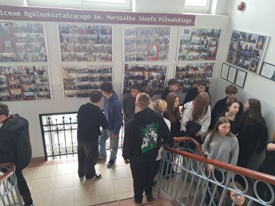 Uczniowie zwiedzają szkołę.