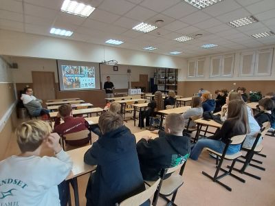 Uczniowie słuchają prezentacji kierunków kształcenia w najbliższym roku szkolnym.