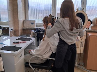 Uczennice ZS nr 2 przy pracy.