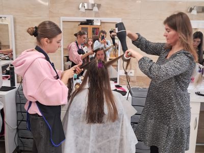 Uczniowie naszej szkoły oglądają pracę uczennic ZS nr 2 podczas praktyk.