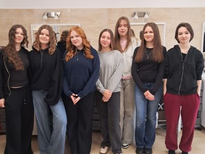 Piękne fryzury w wykonaniu uczennic z Technikum Fryzjerstwa.