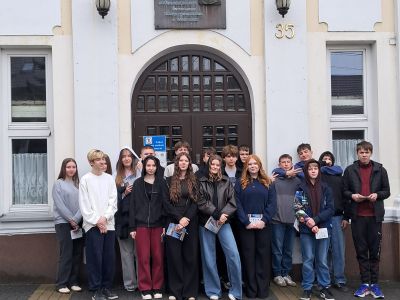 Młodzież przed wejściem do I LO im Marszałka Józefa Piłsudskiego w Garwolinie.