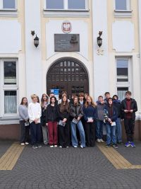 Uczniowie klasy ósmej przed Liceum Ogólnokształcącym w Garwolinie.