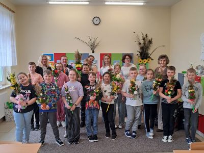 Uczestnicy warsztatów wraz z p. Dyrektor szkoły, rodzicami i wychowawcą.