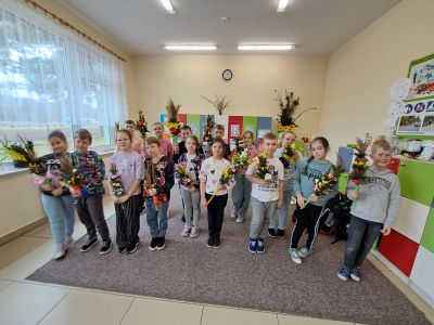 Uczniowie klasy III wraz z palmami.