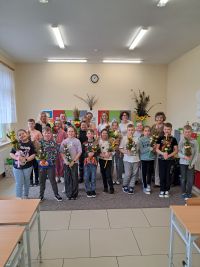 Uczestnicy warsztatów robienia palm wielkanocnych.