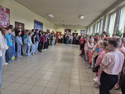 Uczniowie podczas apelu rozpoczynającego pierwszy dzień wiosny.