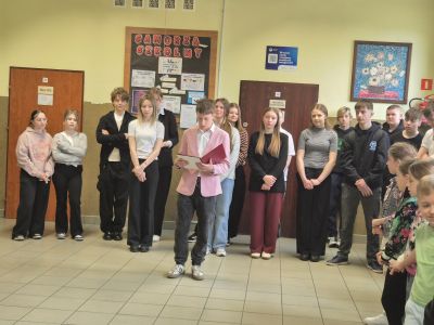 Uczniowie klasy ósmej którzy wcielili się w rolę nauczycieli.