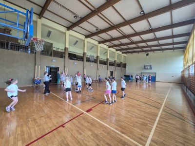 Uczniowie klas I-III podczas lekcji wf.