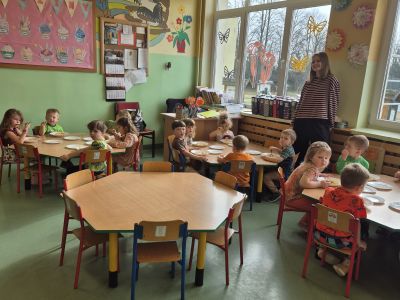 Przedszkolaki podczas śniadania.