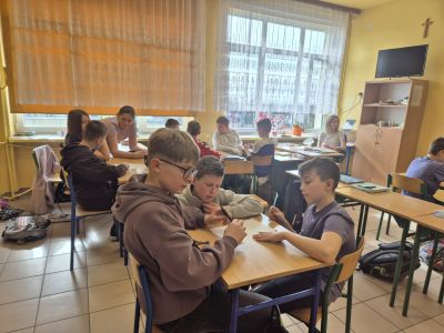 Uczniowie klasy piątej podczas lekcji języka polskiego.