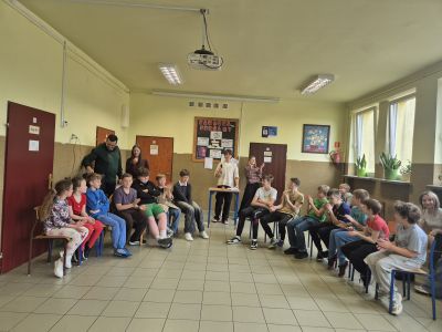 Reprezentanci klas podczas Wiosennej Familiady.