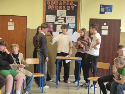 Uczniowie klasy ósmej odpowiadają na pytania w teleturnieju Familiada.