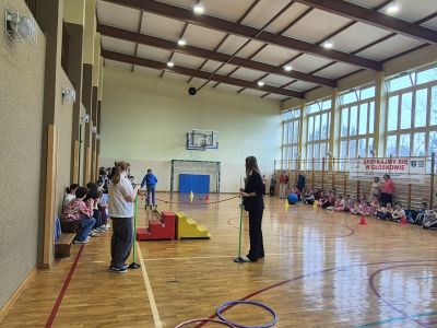 Uczeń pokonujący tor przeszkód.