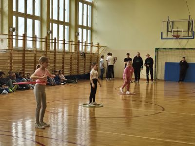 Uczennice klas I-III kręcą Hula – Hop.