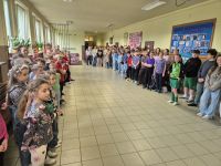 Uczniowie podczas apelu rozpoczynającego pierwszy dzień wiosny.