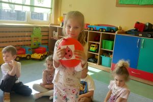 Dzieci uczestniczą w zabawie matematycznej