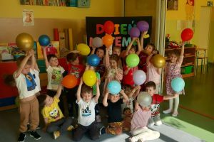 Dzieci na wspólnym zdjęciu z balonami.