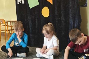 Dzieci rozpoznają zapisane cyfry.